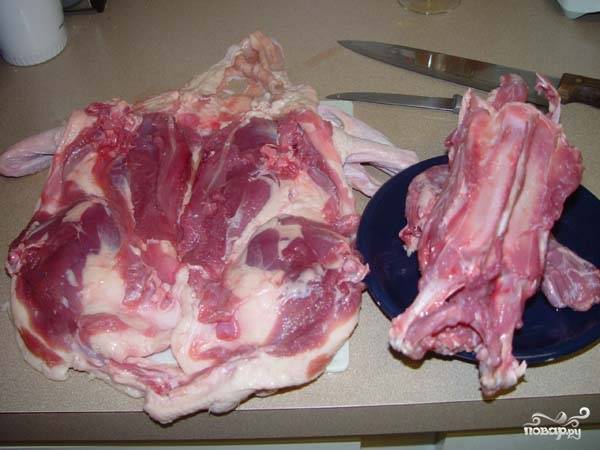 Получается, что мы обрезали мясо с кожей с кости. Кости (грудинку) потом вы можете использовать для приготовления бульона или супа. 