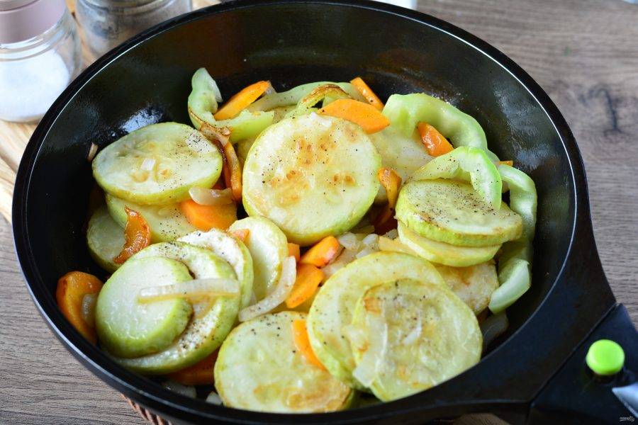 Обжаривайте все овощи вместе 5-6 минут помешивая. Посолите и поперчите по вкусу.