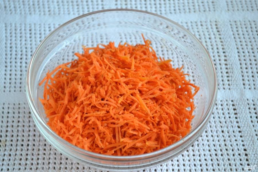 Натрите морковь на специальной терке, которая делает длинную тонкую соломку. Если у вас такой терки нет, то можете воспользоваться и любой другой, вкус готового блюда от этого не изменится.
