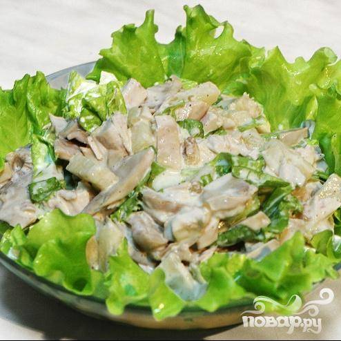5. На блюдо выкладываем листья салата, сверху кладем перемешанные курицу, сельдерей, кукурузу и огурец. Перед подачей поливаем заправкой.