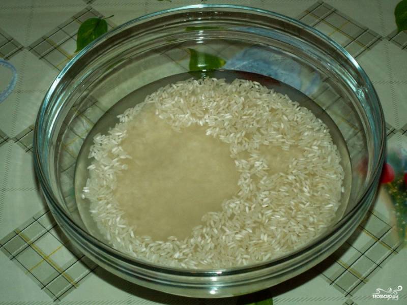 Для того, чтобы приготовить курицу с рисом в мультиварке в домашних условиях, необходимо:
1. Хорошенько промыть рис под сточной холодной водой, пока вода не станет полупрозрачной.