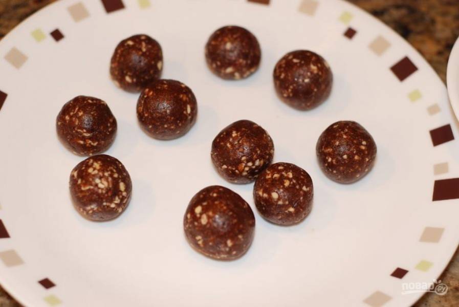 3. Сформируйте с помощью ореховой смеси шарики, оставьте их в холодильнике минуты на 3-4.