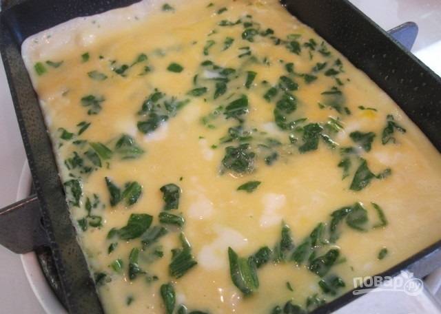 2.	Разогрейте сковороду с растительным маслом, вылейте в нее 1/3 часть яичной смеси, готовьте около 3 минут, чтобы низ схватился, а верхушка осталась еще жидкой.