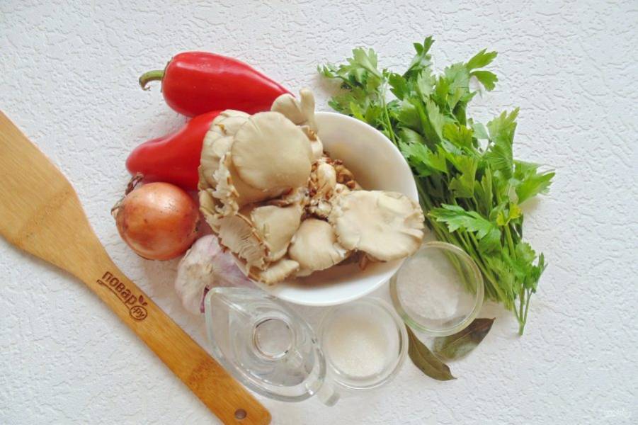 Подготовьте ингредиенты для приготовления маринованных вешенок с болгарским перцем.