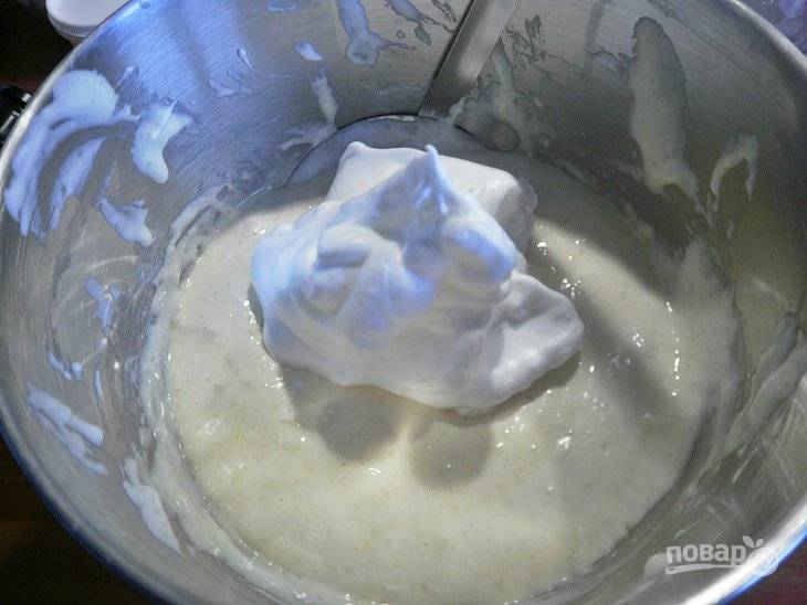 Далее аккуратно добавьте белки в тесто. Перемешайте тесто лопаткой, работая снизу вверх.