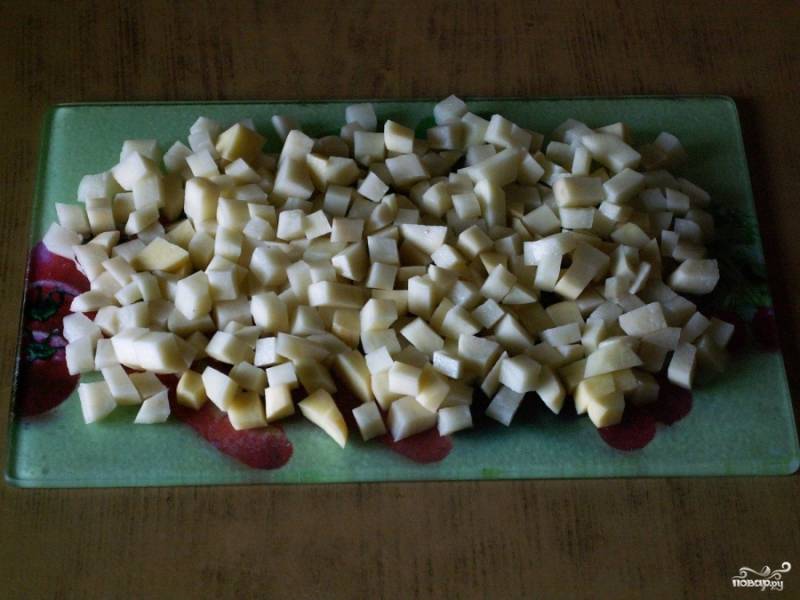 Картофель нарезать небольшими кубиками и добавить в уже готовый кипящий бульон.