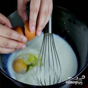 В отдельную глубокую миску вбейте яйца, влейте кефир, добавьте сахар и соль. Взбейте венчиком.