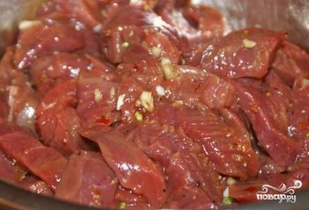 Нарезаем мясо небольшими кусочками, добавляем пол-ложки соли, щепотку молотого перца, аджику и измельченный чеснок, перемешиваем и оставляем минут на 20-30.