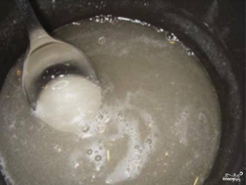 2. Для приготовления сахарного сиропа в сотейник всыпьте сахар, добавьте 30 мл. кипяченой воды (2 столовые ложки), перемешивая, нагревайте на среднем огоне до полного растворения сахара. Этот процесс займет не более 3 — 4 минут.