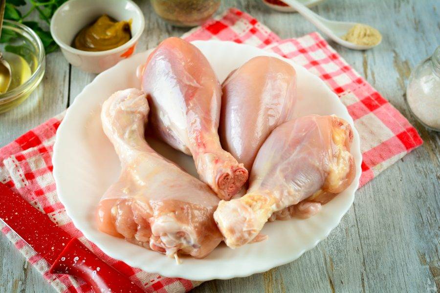 Промойте куриные голени, снимите кожу, чтобы мясо было более диетическим. Если хотите, кожу можно оставить.