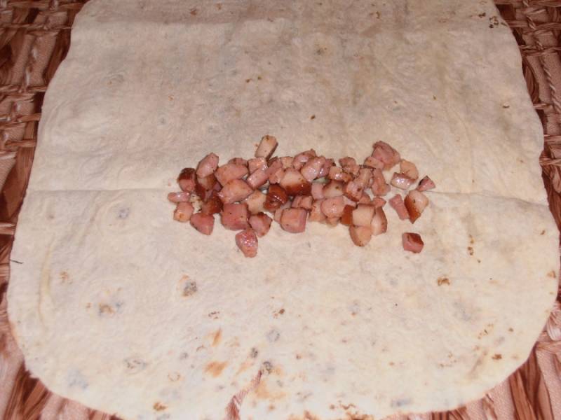 Конвертики из лаваша с колбасой, помидорами и сыром на сковороде - рецепт с пошаговыми фото