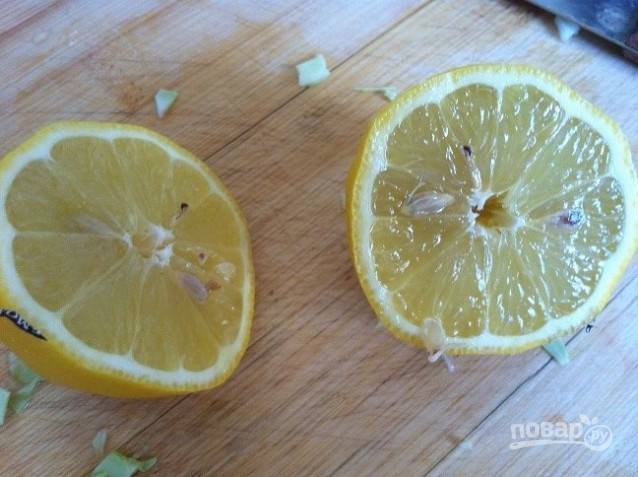 3. Из половинки лимона выжмите сок. Остывшую курицу разберите на волокна.