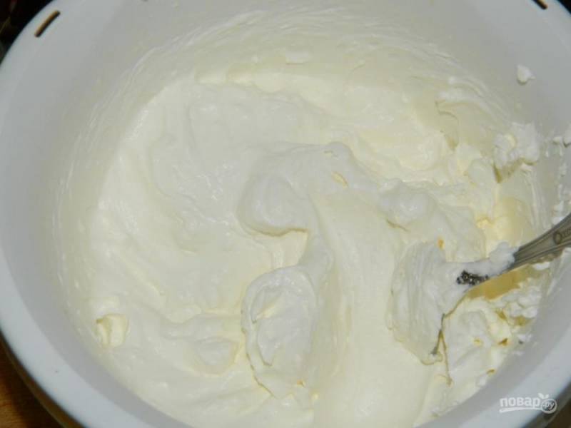 Для первого крема взбейте жирные сливки с сахарной пудрой до крепкой массы.