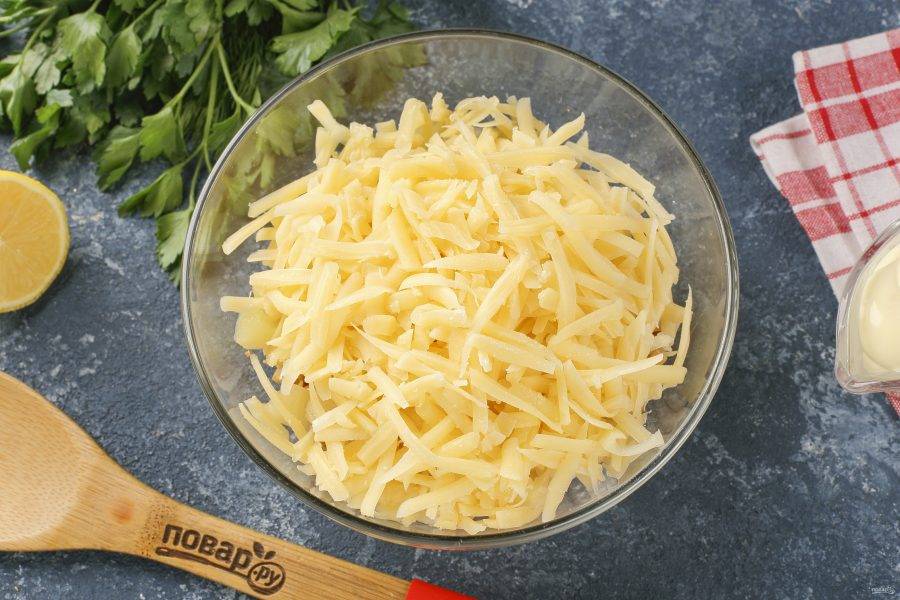 Сыр можно нарезать кубиками, но нежнее будет если натереть его на крупной тёрке.