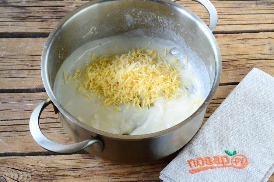 Снимите кастрюльку с огня, в соус отправьте натертый на мелкой терке твердый сыр. Посолите и поперчите по вкусу. Можно также добавить щепотку измельченного мускатного ореха. Хорошенько перемешайте соус. 