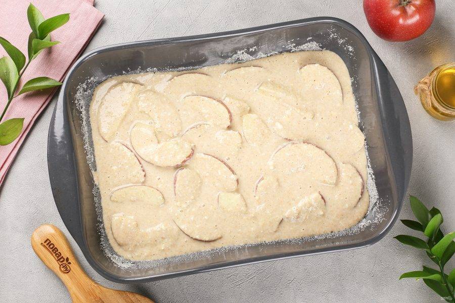Форму для выпечки смажьте маслом. Дно и бока присыпьте мукой или манкой. Вылейте тесто и разровняйте. Выпекайте в духовке при температуре 180 градусов около 30 минут.