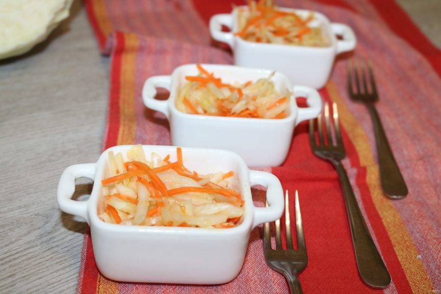 Салат получается необыкновенно вкусным. Перед подачей его следует подержать час в холодильнике, чтобы он пропитался заправкой.