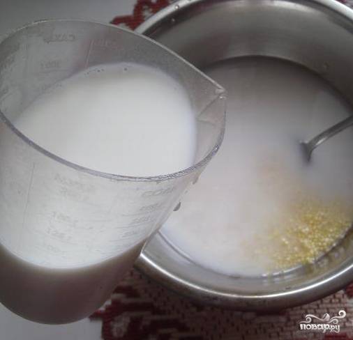 2.	Залейте в крупу молоко. Для получения обычной каши жидкости берется в два раза больше, чем крупы. Если вы готовите редкую кашу, количество молока увеличьте. 