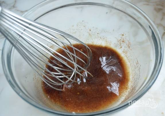 Лимонный и апельсиновый сок перемешайте с мёдом, маслом и цедрой.