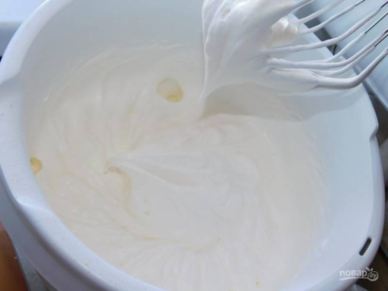 Для крема взбейте сливки с сахарной пудрой. Выложите крем на основу пирога.