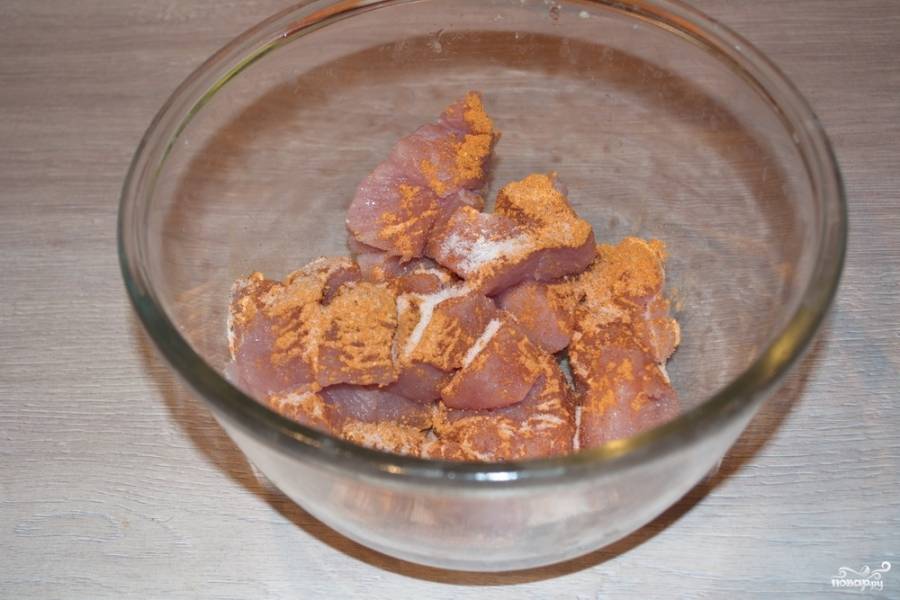 Поместите мясо в миску. Добавьте соль и специи к птице по вашим вкусовым предпочтениям. Можно использовать разные специи на ваш выбор.
