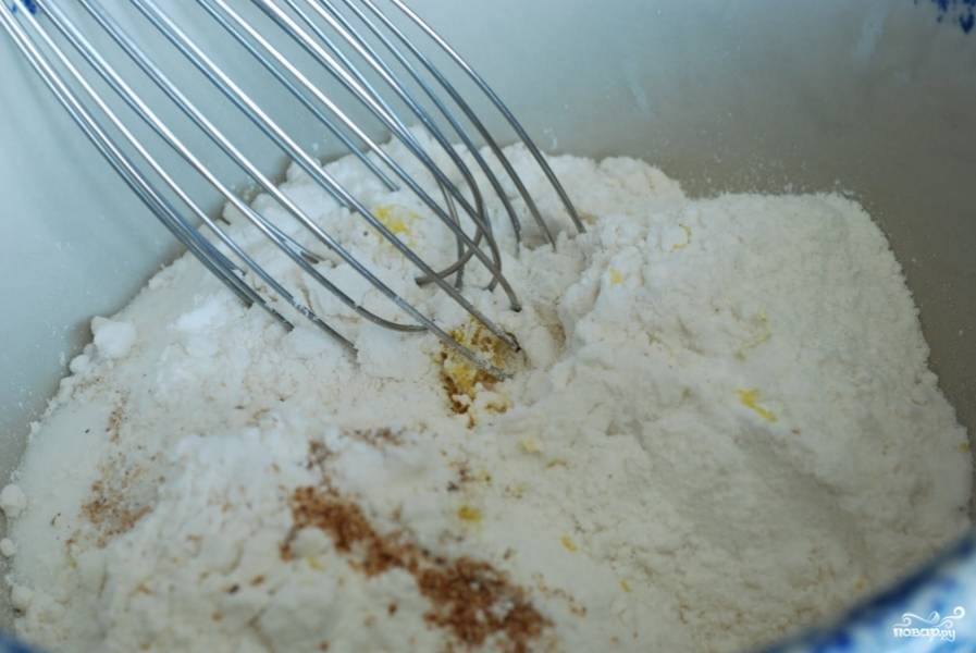 В миске смешиваем все сухие ингредиенты для теста - муку, разрыхлитель, 3 ст.л. сахара, 1 ст.л. лимонной цедры и мускатный орех.