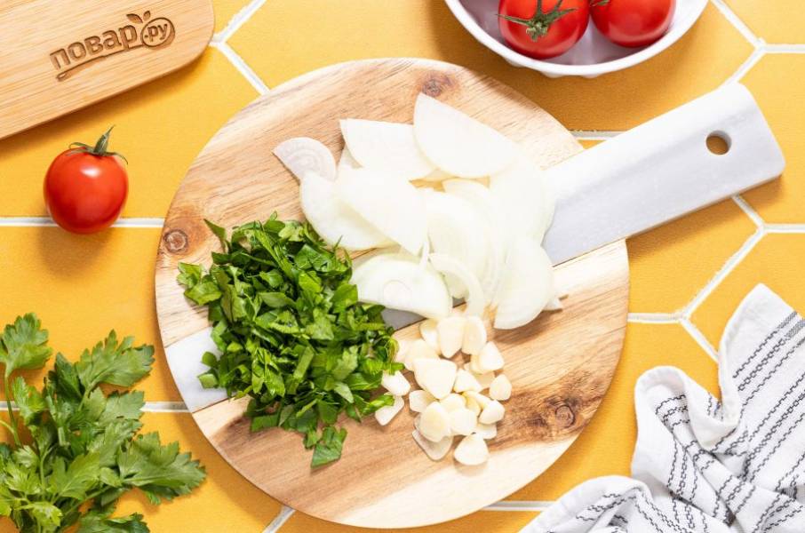 Репчатый лук нарежьте полукольцами. Чеснок очистите от шелухи, нарежьте пластинами. Петрушку помойте, обсушите и крупно порубите.