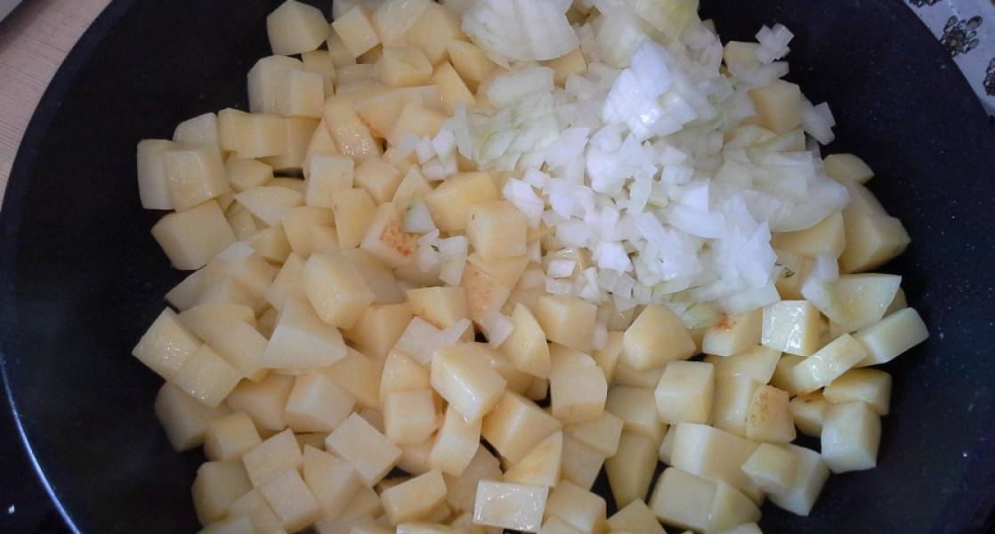 Разогреваем сковороду, добавляем масло, обжариваем картошку, добавляем лук.