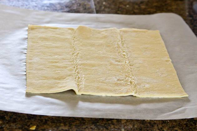 8. Включите духовку нагреваться на 200 градусов. Выложите тесто на большой лист пергаментной бумаги.