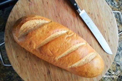 1. Возьмите батон, хлеб или чиабату, например. Разрежьте вдоль целиком, также можно сразу нарезать порционными кусочками. 