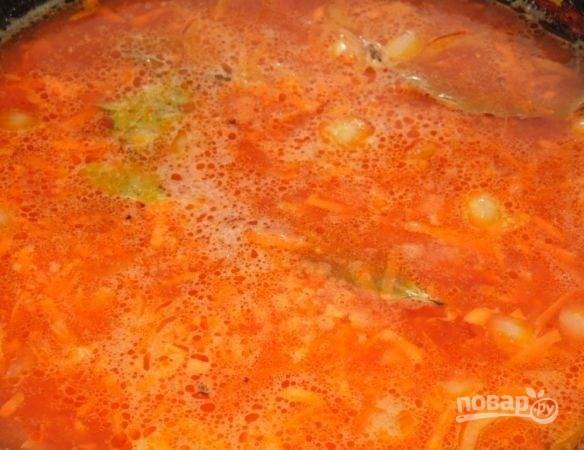 5. А пока можно заняться соусом. На сковороде разогрейте немного масла. Обжарьте измельченный лук до прозрачности, добавьте морковь, натертую на терке. Жарьте овощи, помешивая, минут 5. Выложите на сковороду томатную пасту и влейте немного водички. Посолите и поперчите по вкусу, добавьте специи. 