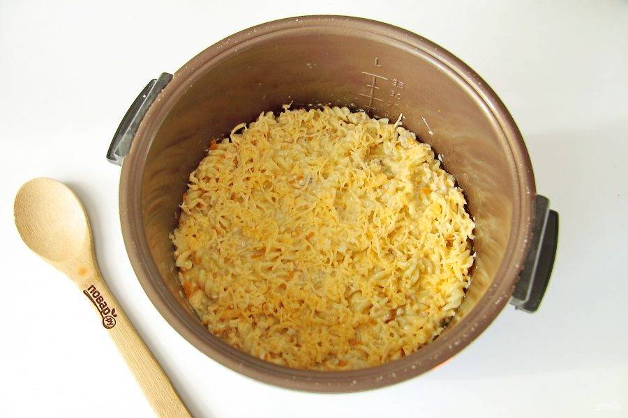 Посыпьте сверху все оставшимся сыром и готовьте на режиме "запекание" или "выпечка" 40 минут.