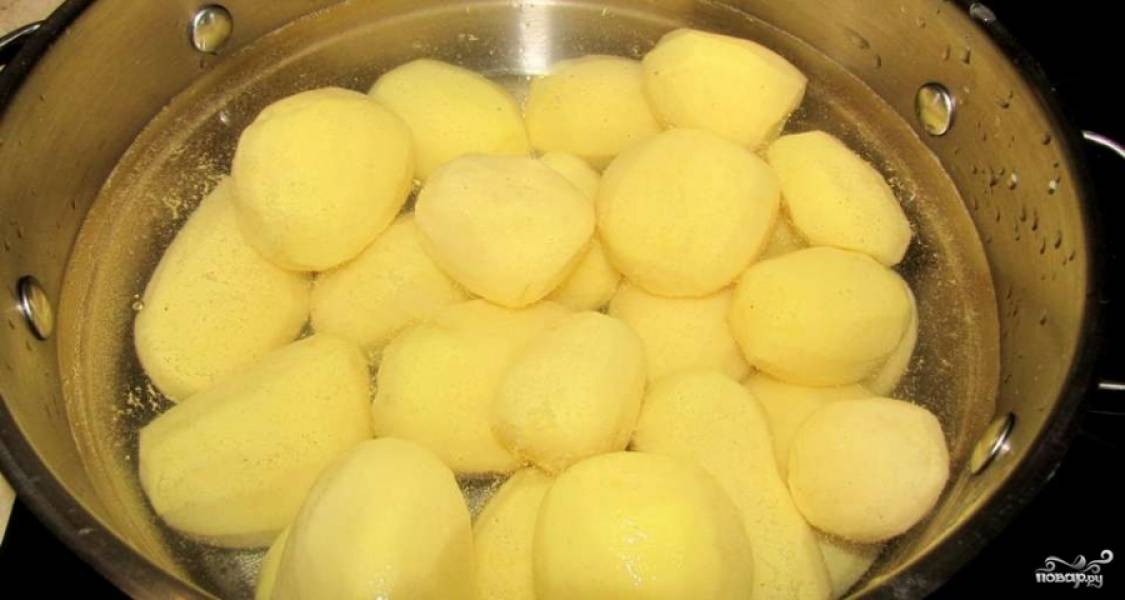 Картошку кидать в кипящую воду. Промываем картофель. Картофель очищенный промываем. Мытье картошки. Очищенная картошка.