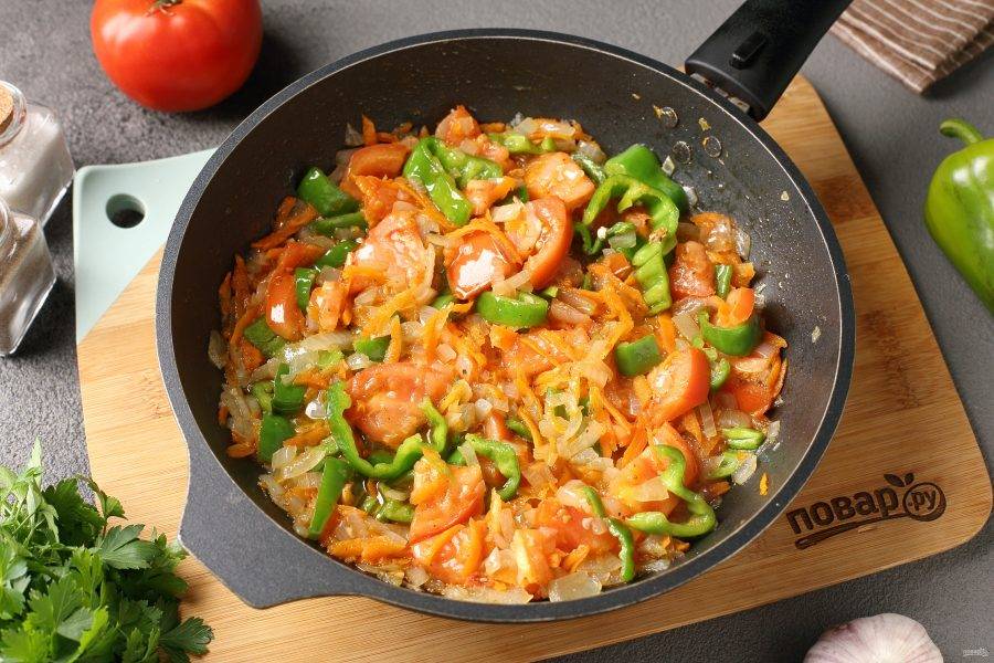Обжарьте овощи в течение 2-3 минут и добавьте содержимое сковороды в кастрюлю.