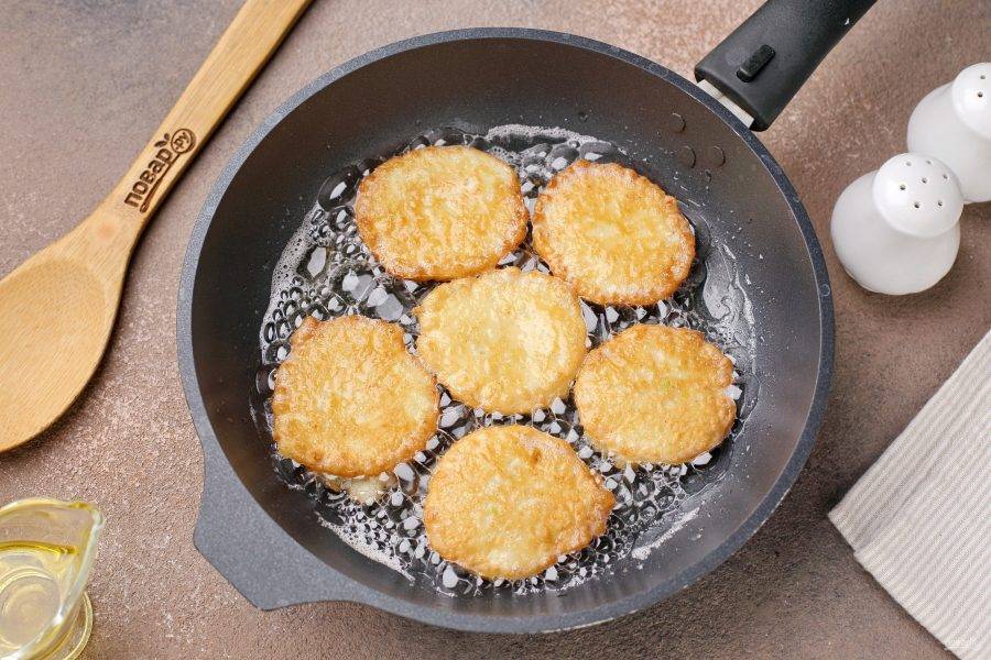 Разогрейте сковороду с маслом. Выкладывайте тесто при помощи столовой ложки и жарьте драники на среднем огне с двух сторон до золотистого цвета.