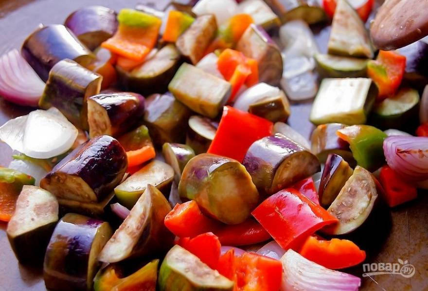 3. Отправьте овощи на 15 минут в разогретую духовку, после чего достаньте и полейте их маслом. Теперь снова отправьте в духовку на 10 минут.