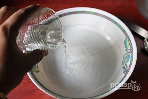 1.	В миску налейте воду, отправьте ее на 1 минуту в микроволновую печь.