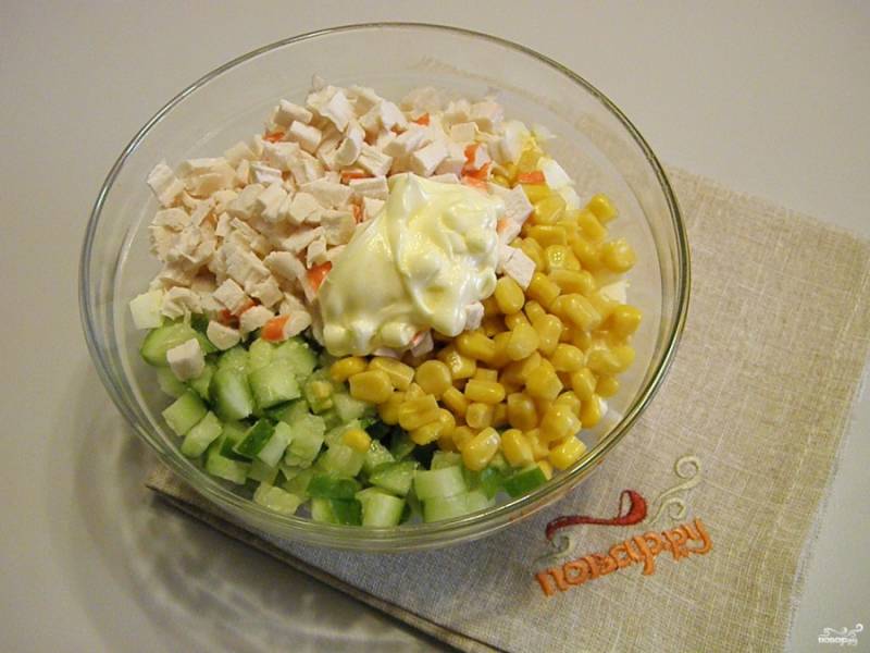 Сложите в салатник: рис, огурец, кукурузу консервированную, крабовые палочки, яйца, майонез, соль.