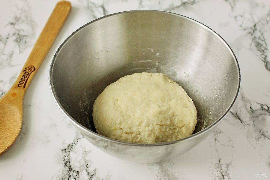 Замесите мягкое и эластичное тесто. Соберите его в шар, накройте полотенцем и поставьте миску в теплое место примерно на 1 час.