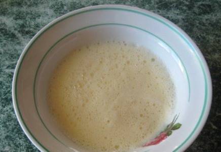 2. Теперь делаем заливку: взбиваем яйца с молоком (можно добавить немного майонеза), добавляем соль и специи по вкусу.
