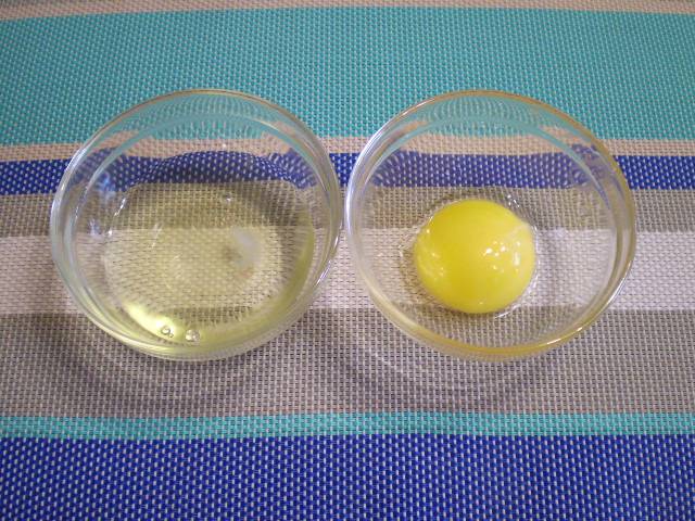3. Яйцо разделите на желток и белок. Желток оставьте для смазывания булочек, а белок добавляем в молоко.