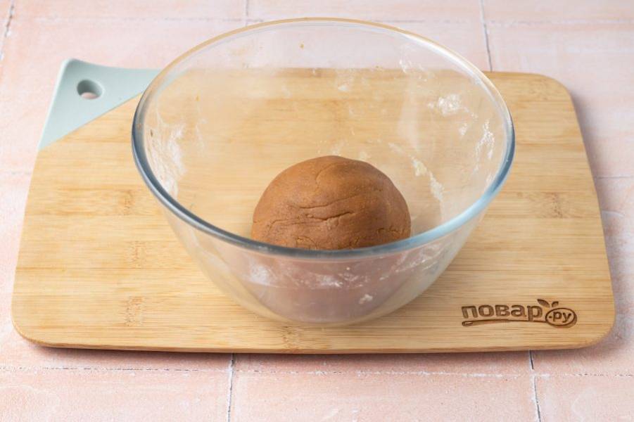 При необходимости добавьте еще немного муки, но тесто должно оставаться чуть липким. Накройте тесто пищевой пленкой и остудите минут 10-20. Затем уберите в холодильник на 4 часа.