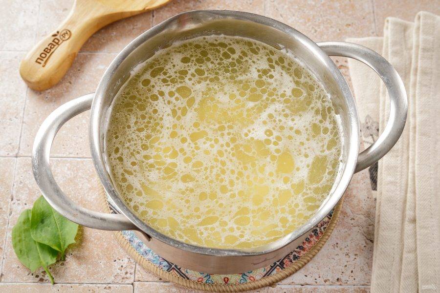 Как только бульон закипит, добавьте картофель и варите после повторного закипания 15 минут.