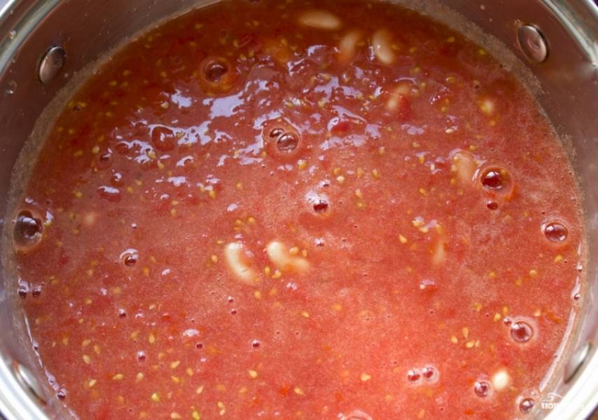Томаты промываем и пропускаем через мясорубку. Заливаем получившимся томатным соком фасоль, перемешиваем.