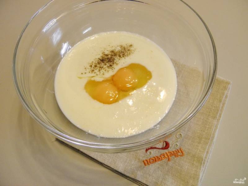 В кефир добавьте яйца, пару щепоток сахара и соль, перец черный молотый добавляйте по желанию. Перемешайте.
