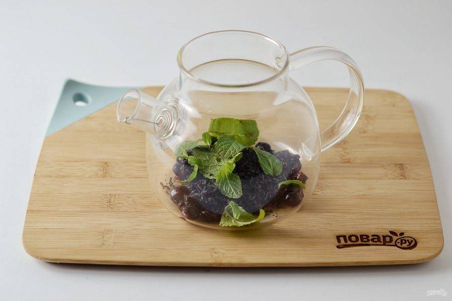 Переложите получившуюся массу в заварочный чайник, добавьте черный листовой чай и пару листиков мяты.