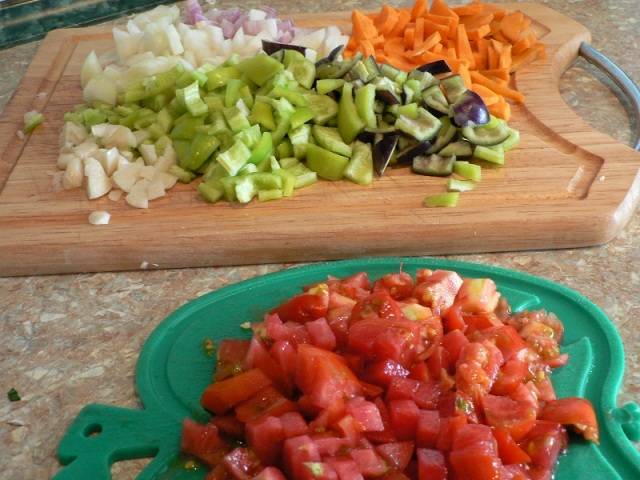 Пока готовится телятина, мы чистим и промываем овощи, нарезаем помидоры, репчатый лук, чеснок и болгарский перец кубиками, морковь режем брусками.