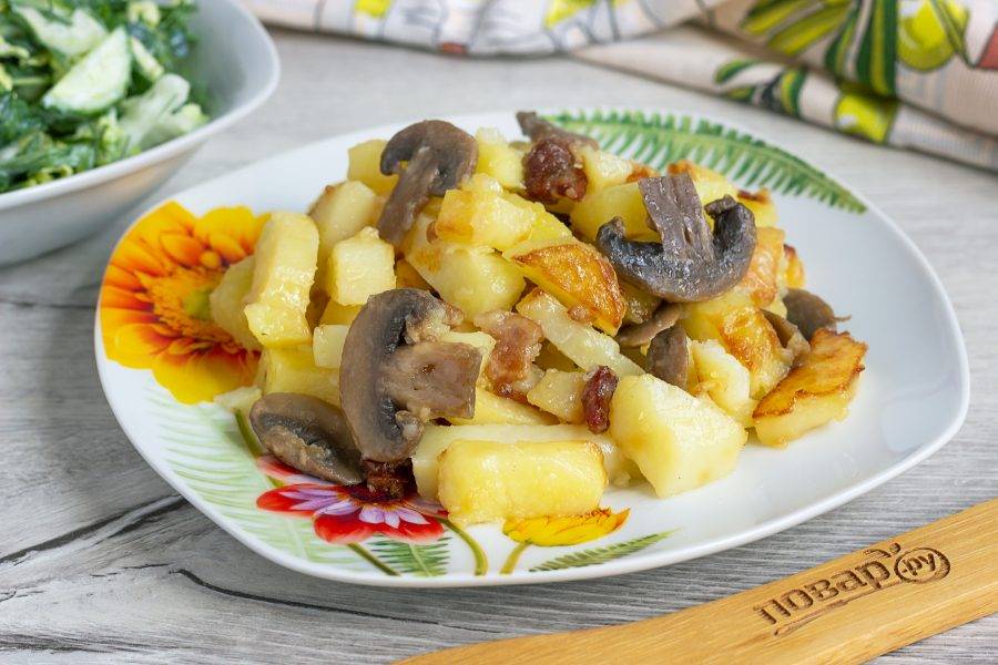 Жаренный картофель с грибами в сливках