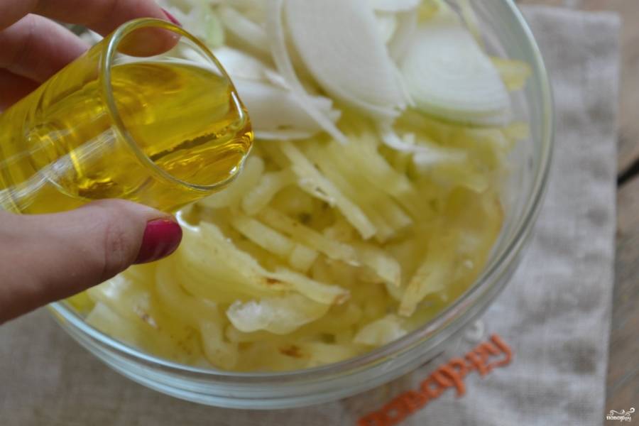 В кастрюле или в глубокой миске соедините овощи. Затем добавьте уксус и подсолнечное масло.