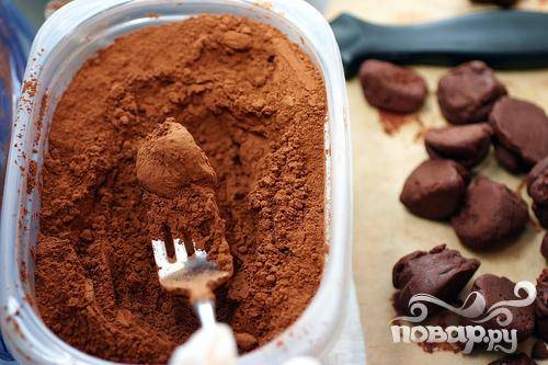 6. Положить трюфели в сито, чтобы ликвидировать избыток какао. Хранить трюфели в холодильнике.